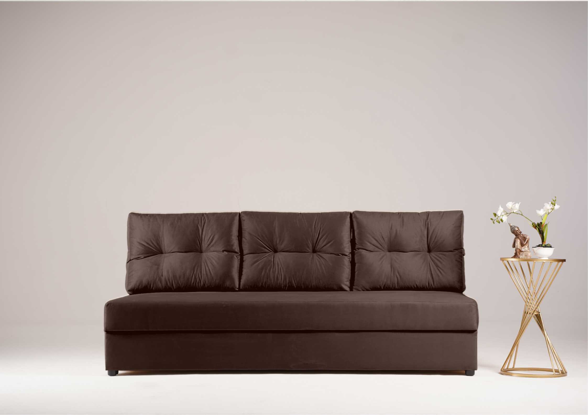 Brązowa sofa z pikowanymi poduszkami